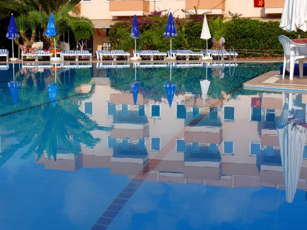Reflexión en la piscina de agua - Turquía — Foto de Stock