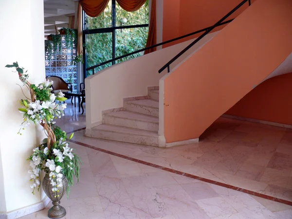 ' Türkiye'de otel salonunda merdiven — Stok fotoğraf