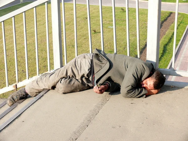 Obdachloser Alkoholiker auf der Brücke — Stockfoto