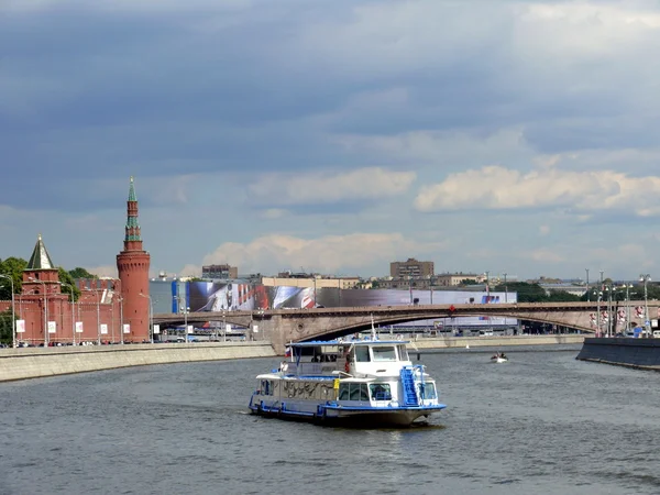 Човен в річці Москва — стокове фото