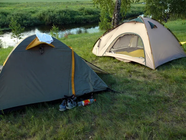 Ein paar Zelte im Hintergrund des Flusses — Stockfoto