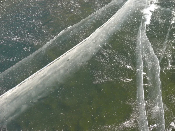 Gelo rachado no lago — Fotografia de Stock