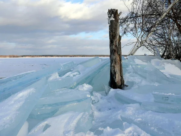 Krakingu lód na jeziorze — Zdjęcie stockowe