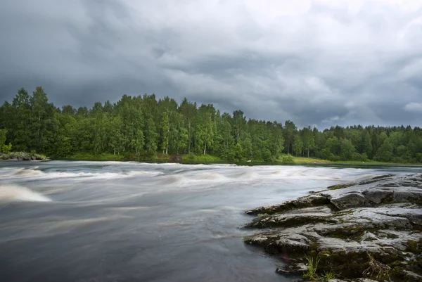 Gewitterwolken über Fluss und Wald — Stockfoto