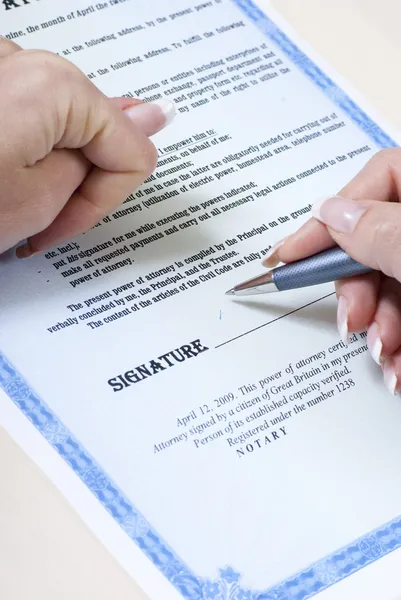 Podepisování dokumentůドキュメントの署名 — ストック写真