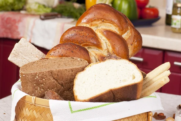 Korb mit Brot — Stockfoto