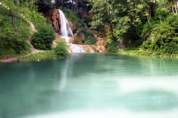 Озеро и водопад — стоковое фото