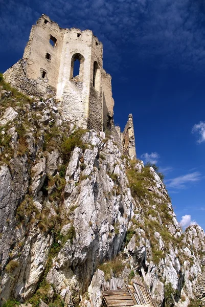Beckov-教堂的城堡 — 图库照片