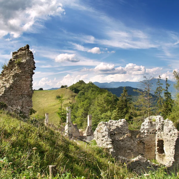 Geruïneerde Sklabiňa kasteel — Stockfoto