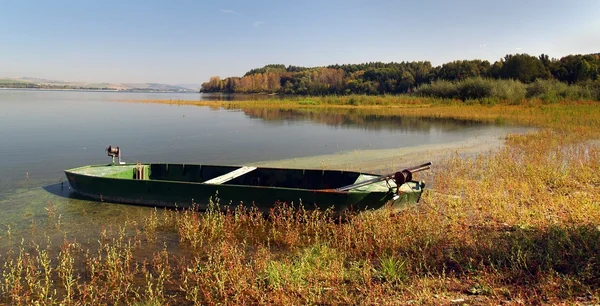 Човен біля озера — стокове фото
