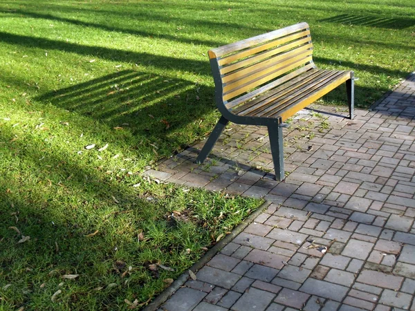Bench in een park — Stockfoto