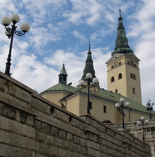 Kerk en stad muur in zilina — Stockfoto