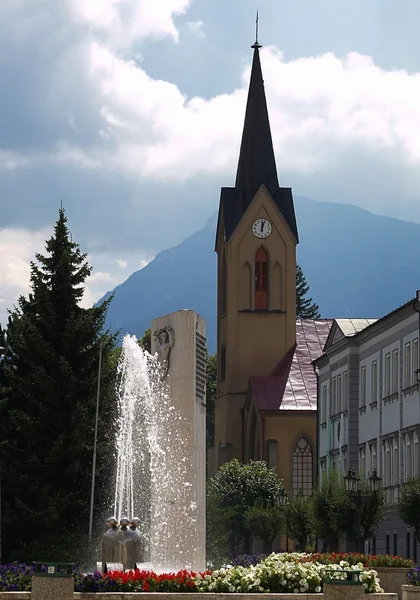 Церковь и фонтан — стоковое фото