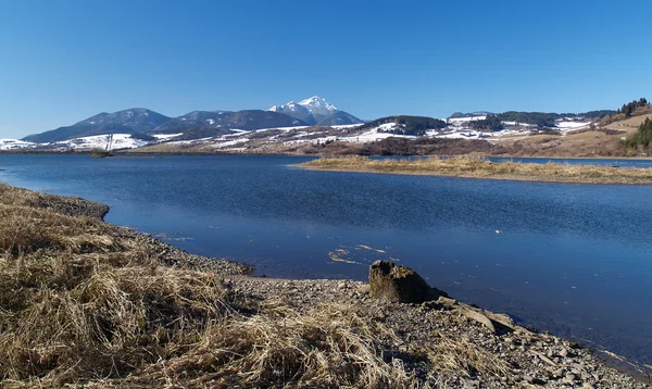 Górskie jezioro i choc — Zdjęcie stockowe