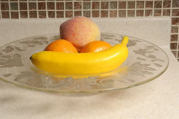 Плоды на тарелке — стоковое фото