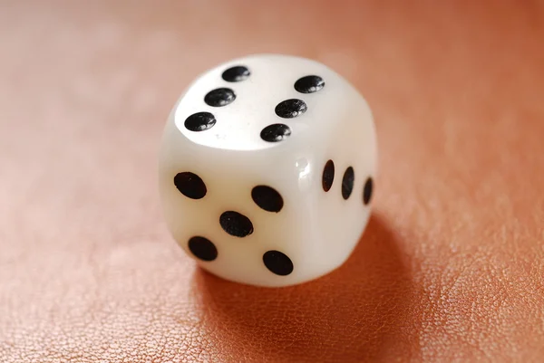 tablo üzerinde beyaz zar