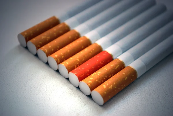 Cigarrillo rojo — Foto de Stock