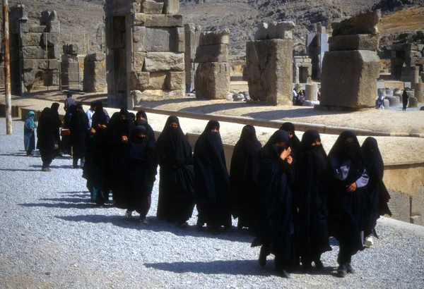 örtülü İranlı kadın grubu