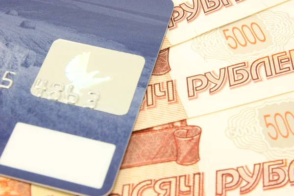 Tarjeta de crédito sobre el primer plano del dinero ruso — Foto de Stock