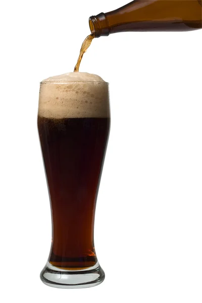 Una cerveza vertiendo en un vaso — Foto de Stock