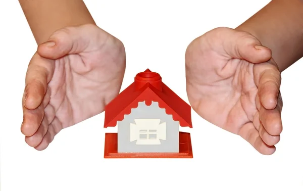 Mãos e casa pequena — Fotografia de Stock