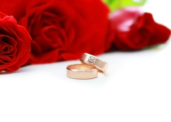 Két jegygyűrű és a piros rózsa — Stock Fotó