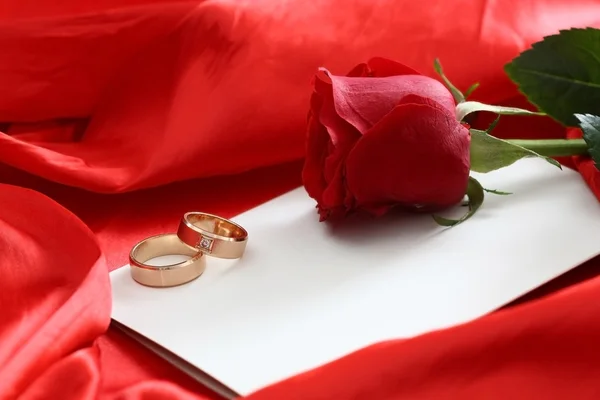 Rosa vermelha e cartão em branco — Fotografia de Stock