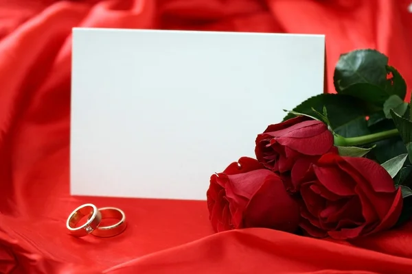 Rosas vermelhas e cartão em branco — Fotografia de Stock