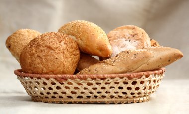 Arrangement of bread in basket clipart