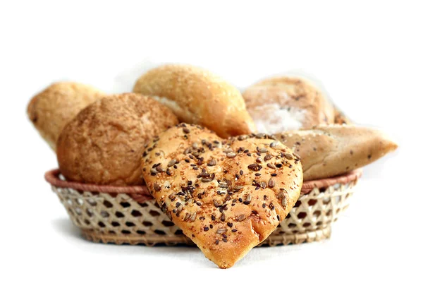 A kenyér kosárban elrendezése — Stock Fotó