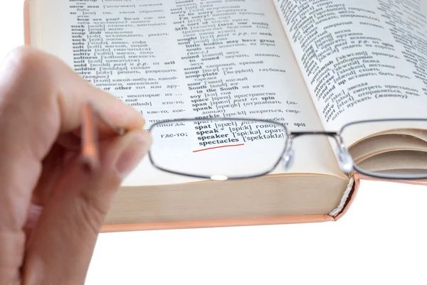 Het woordenboek en bril — Stockfoto