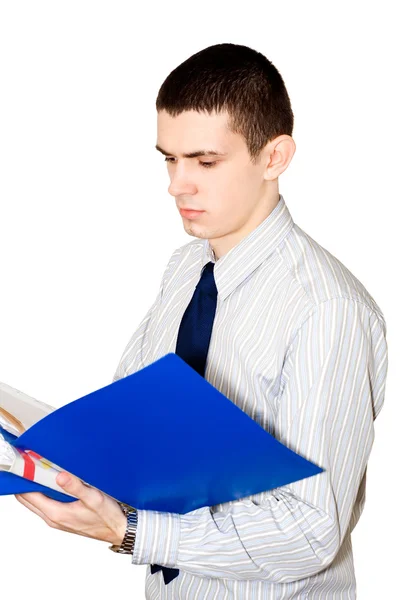 Ο νεαρός άνδρας διαβάζει έγγραφα这位年轻人读取文件 — 图库照片