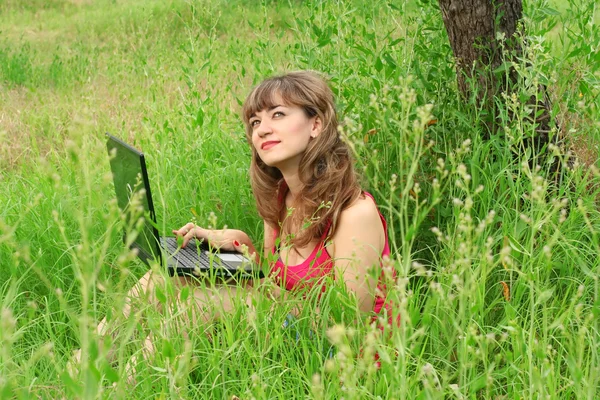 노트북으로 젊은 아름 다운 소녀 — 스톡 사진