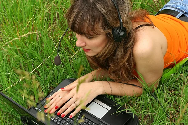 Mooi meisje met laptop — Stockfoto