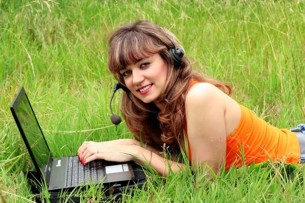 Young beautiful girl with laptop — Stock Photo, Image