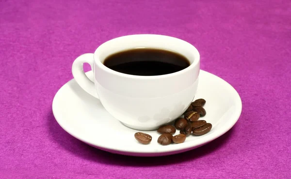Eine Tasse Kaffee und Bohnen — Stockfoto