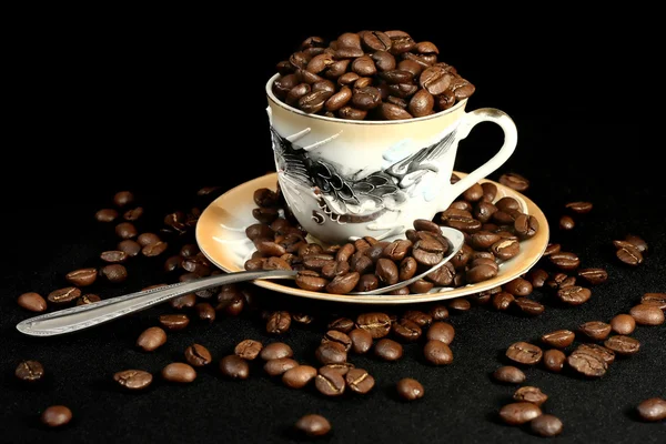 Granos de café en una taza de estilo oriental — Foto de Stock