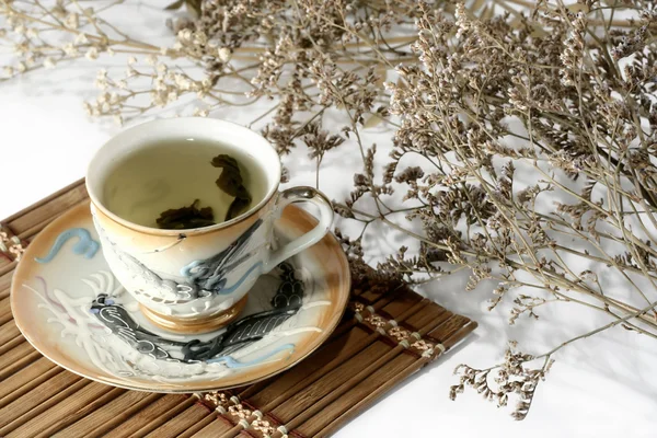 Grüner Tee in einer Tasse — Stockfoto