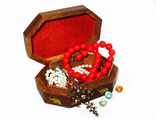 Drewniane pudełko z biżuterią — Zdjęcie stockowe