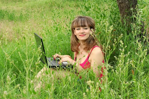 Красива дівчина на природі з ноутбуком — стокове фото