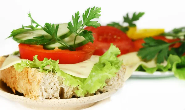 Sandwich und Salat mit Gemüse — Stockfoto