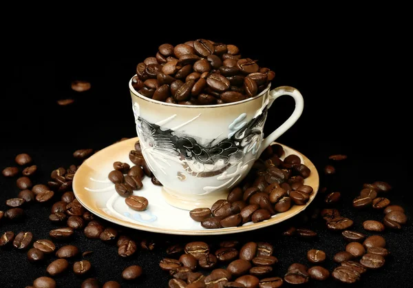 Granos de café en una taza de estilo oriental — Foto de Stock
