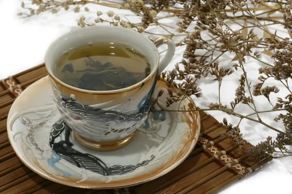 Liście zielonej herbaty w filiżance herbaty — Zdjęcie stockowe