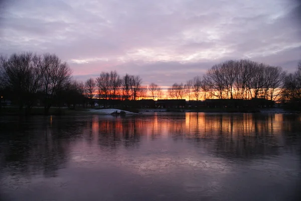 En sjö som fryst vid solnedgången — Stockfoto