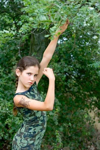 Flicka stående på naturen — Stockfoto