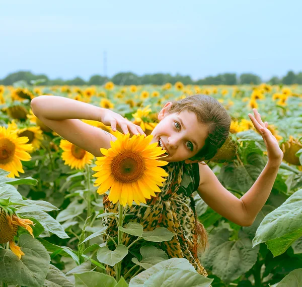Beauty teen girl and sunflower — Stock Photo, Image