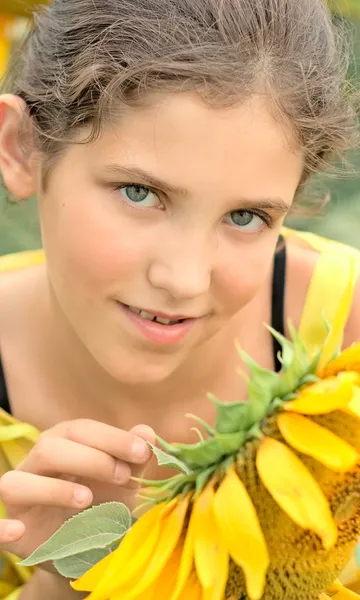 Güzel genç kız ve ayçiçeği — Stok fotoğraf