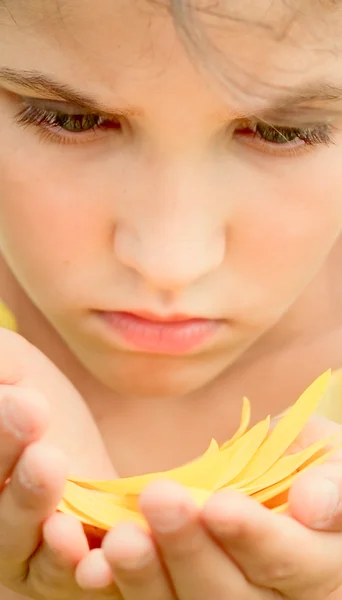 美丽的年轻女孩和花花瓣 — 图库照片