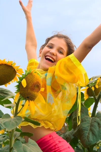 Úsměv holka a slunečnice — Stock fotografie