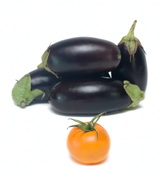 Aubergine och tomat vegetabilisk isolerad på vit — Stockfoto